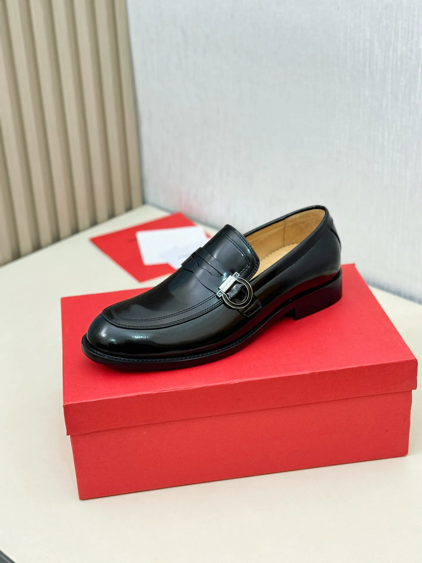 [Ferragamo] P: 560💰 Number of yards: 38~44 (45 orders are non-returnable) Ferragam's new men's formal leather shoes, the fabric is made of imported cowhide, with visible texture, heavy-duty stitching, dyed calfskin inside, standard logo cowhide feet, big-name experience, soft and comfortable on the feet, a men's favorite, special non-slip and wear-resistant rubber soles, easy to handle various occasions, with original box packaging!